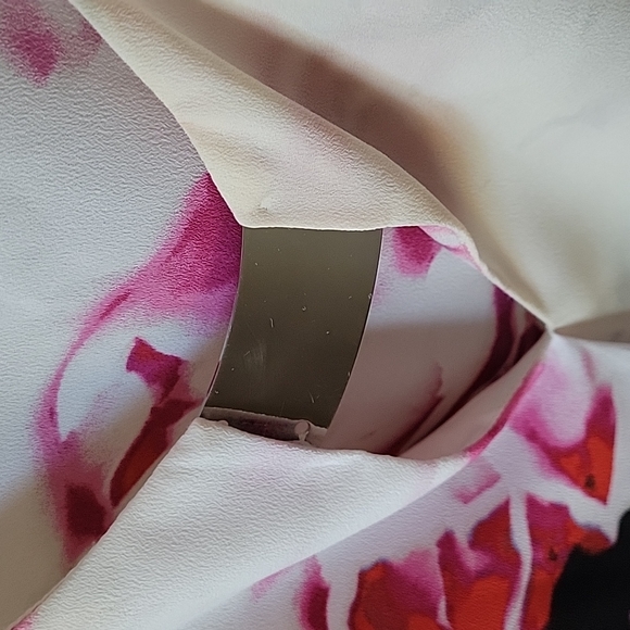 Sleeveless Blouse - Picture 5 of 6